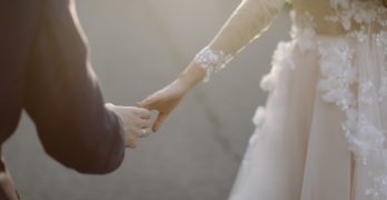 Mand holder i hånd med dame der skal giftes