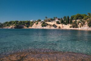 Spansk strand med blåt vand
