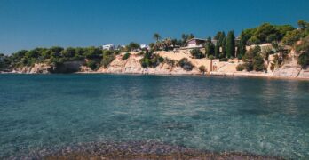 Spansk strand med blåt vand