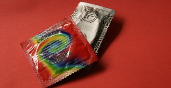 To forskellige typer kondomer